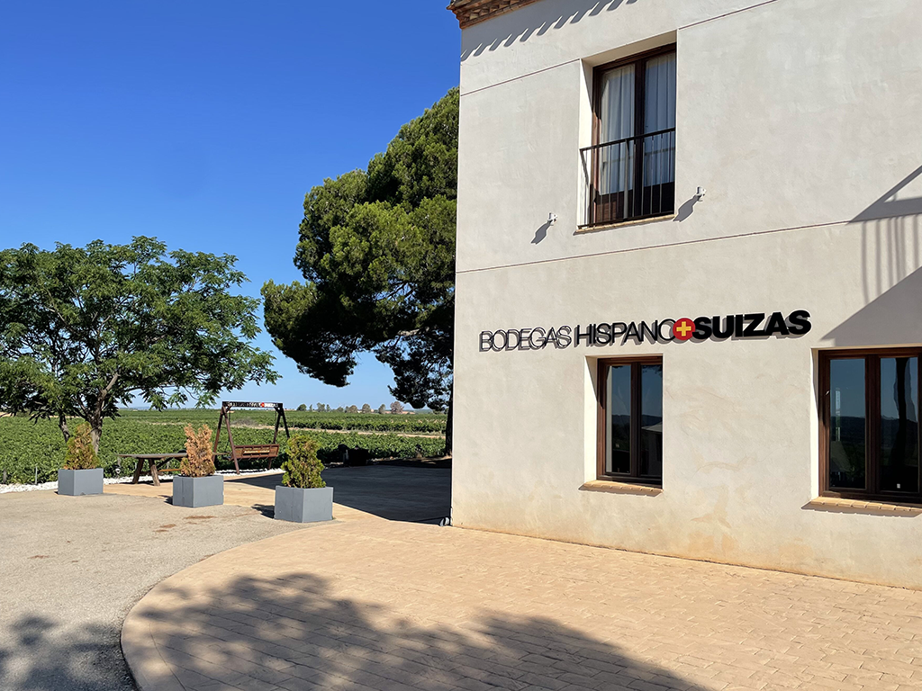 Fachada de bodegas Hispano-Suizas en Requena, Valencia