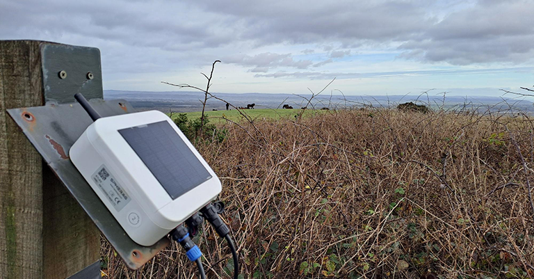 Dispositivo IoT Atlas de Spherag instalado en Church Farm para monitorizar consumos y automatizar el sistema de suministro de agua al ganado en Longbridge Estate.